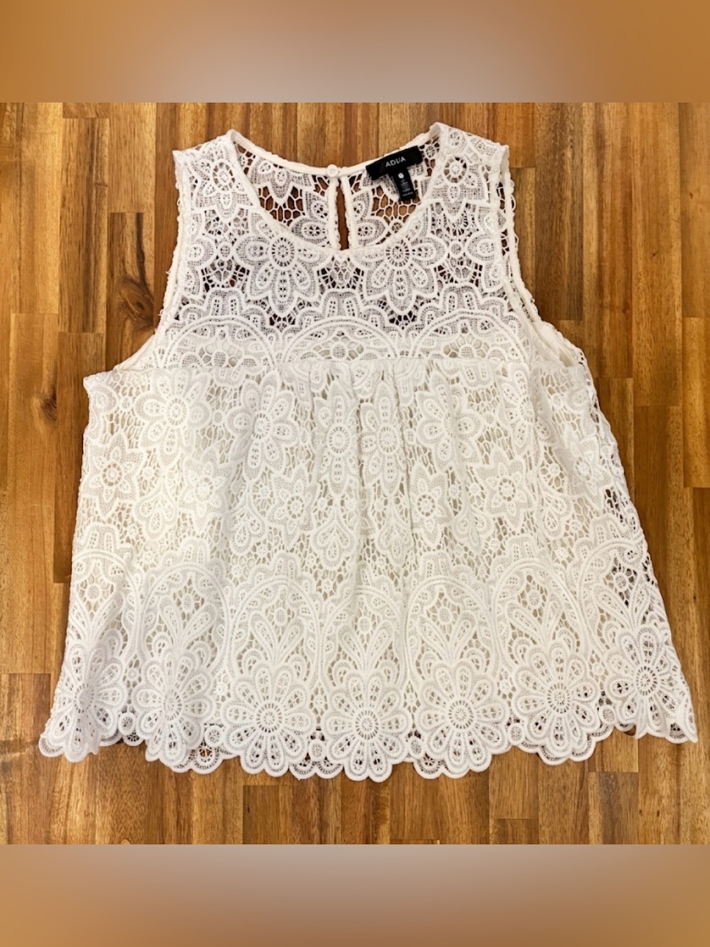 AQUA Bloomingdale’s White Crocheted Lace Tank Top Scalloped Hem Sleeveless Small